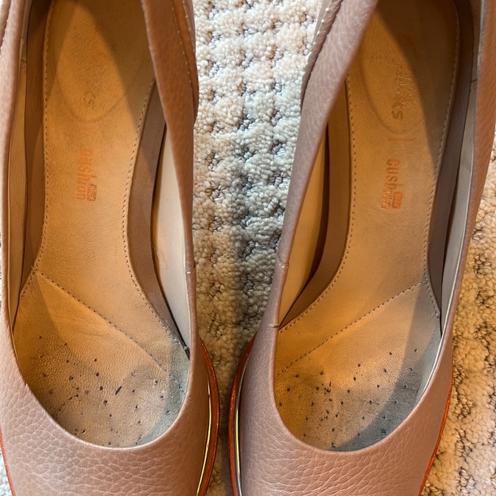 Clarks- Light Beige - Picture 3 of 8